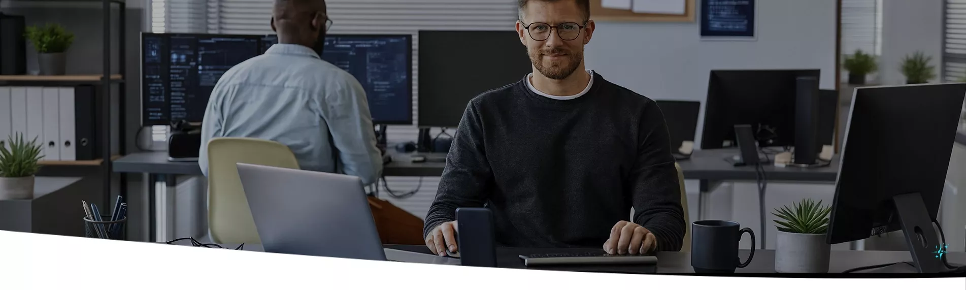 Software de facturación en una pantalla con aviso de cumplimiento de Verifactu y posible sanción por uso indebido