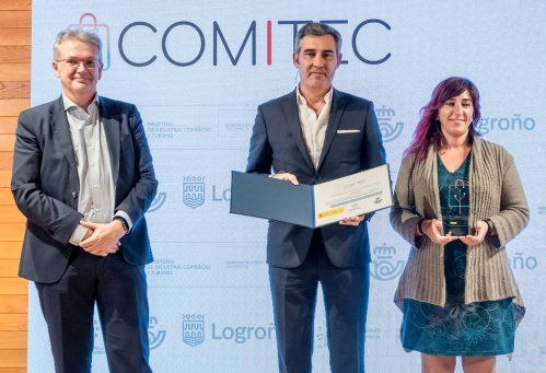 José Manuel Fuentes y Laura Pérez recogen el premio de manos del secretario de Correos, Julio González