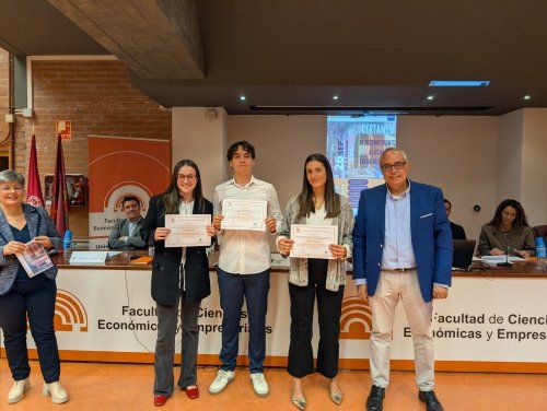 Julián con los finalistas a Mejor TFG de MIM 2024/2025