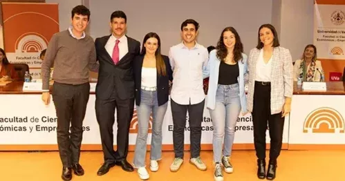 Entregamos el Premio Cosmomedia al Mejor TFG de MIM de la Universidad de Valladolid