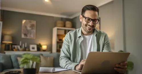 Cosmomedia sale en El País y El Economista