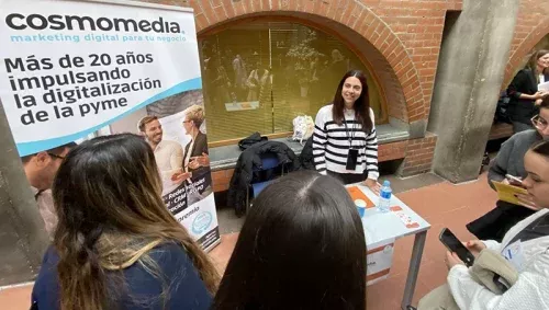 estand de Cosmomedia participa en la I Feria de Empleo de la Facultad
