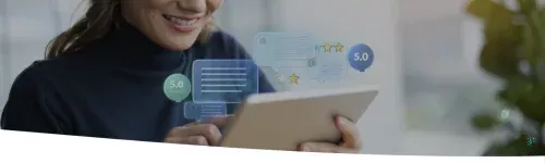 Cliente escaneando un código QR en un establecimiento para dejar una reseña en Google.