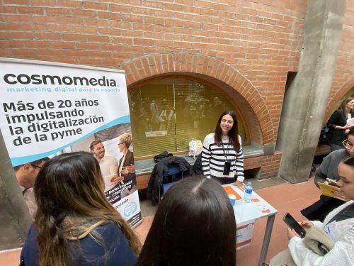 Laura S. de Cosmomedia con unos alumnos que se acercaron a informarse