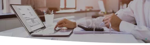 Documentos de facturación y calculadora que representan el aplazamiento de la normativa Veri*factu a 2028