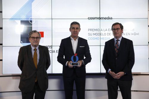 Francisco Marhuenda, director de La Razón, José Manuel Fuentes, CEO de Cosmomedia y Antonio Garamendi, presidente de la CEOE, en la entrega del Premio