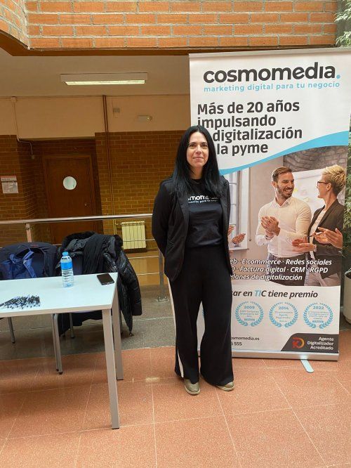 Laura Sánchez, Responsable de Proyectos Web, en el stand de Cosmomedia