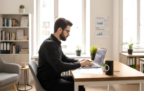 Profesional de una pyme trabajando con herramientas digitales en ordenador