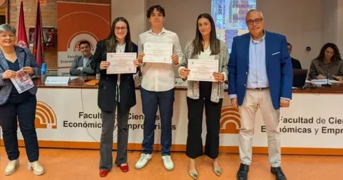 Cosmomedia entrega el Premio al Mejor TFG de MIM a Elena Olmedo