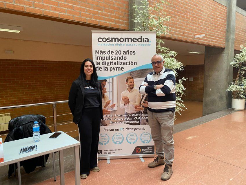 Laura S y Julián San José, Responsable de Proyecto Web y Recursos Humanos de Cosmomedia, en la II Feria de Empleo de la Facultad CC Económicas y Empresariales de Valladolid