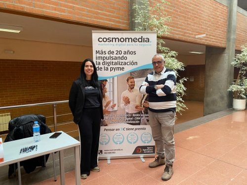 Laura S y Julián San José, Responsable de Proyecto Web y Recursos Humanos de Cosmomedia, en la II Feria de Empleo de la Facultad CC Económicas y Empresariales de Valladolid