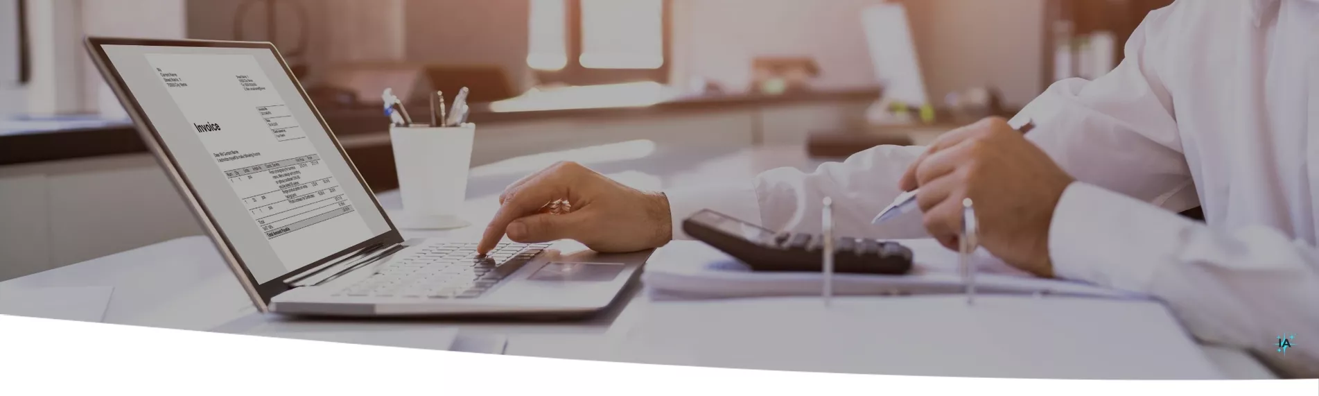 Documentos de facturación y calculadora que representan el aplazamiento de la normativa Veri*factu a 2028