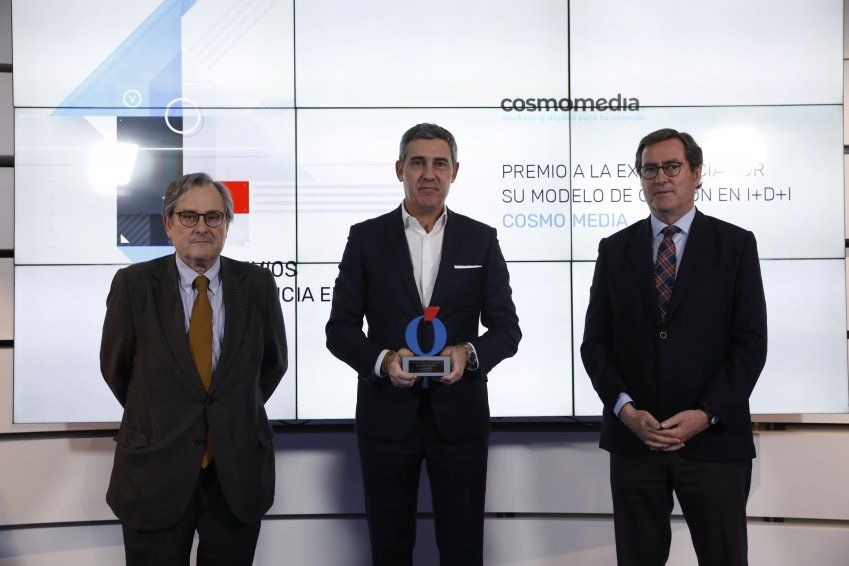 Francisco Marhuenda, director de La Razón, José Manuel Fuentes, CEO de Cosmomedia y Antonio Garamendi, presidente de la CEOE, en la entrega del Premio Francisco Marhuenda, director de La Razón, José Manuel Fuentes, CEO de Cosmomedia y Antonio Garamendi, presidente de la CEOE, en la entrega del Premio