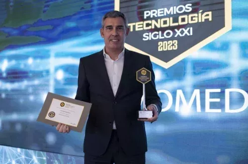 El CEO de Cosmomedia posando con el premio