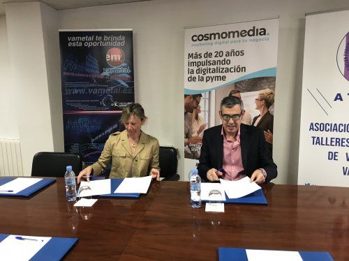 Firma del acuerdo entre Cosmomedia y VAMETAL