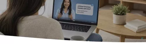 Avatar con inteligencia artificial ofreciendo atención al cliente desde una oficina