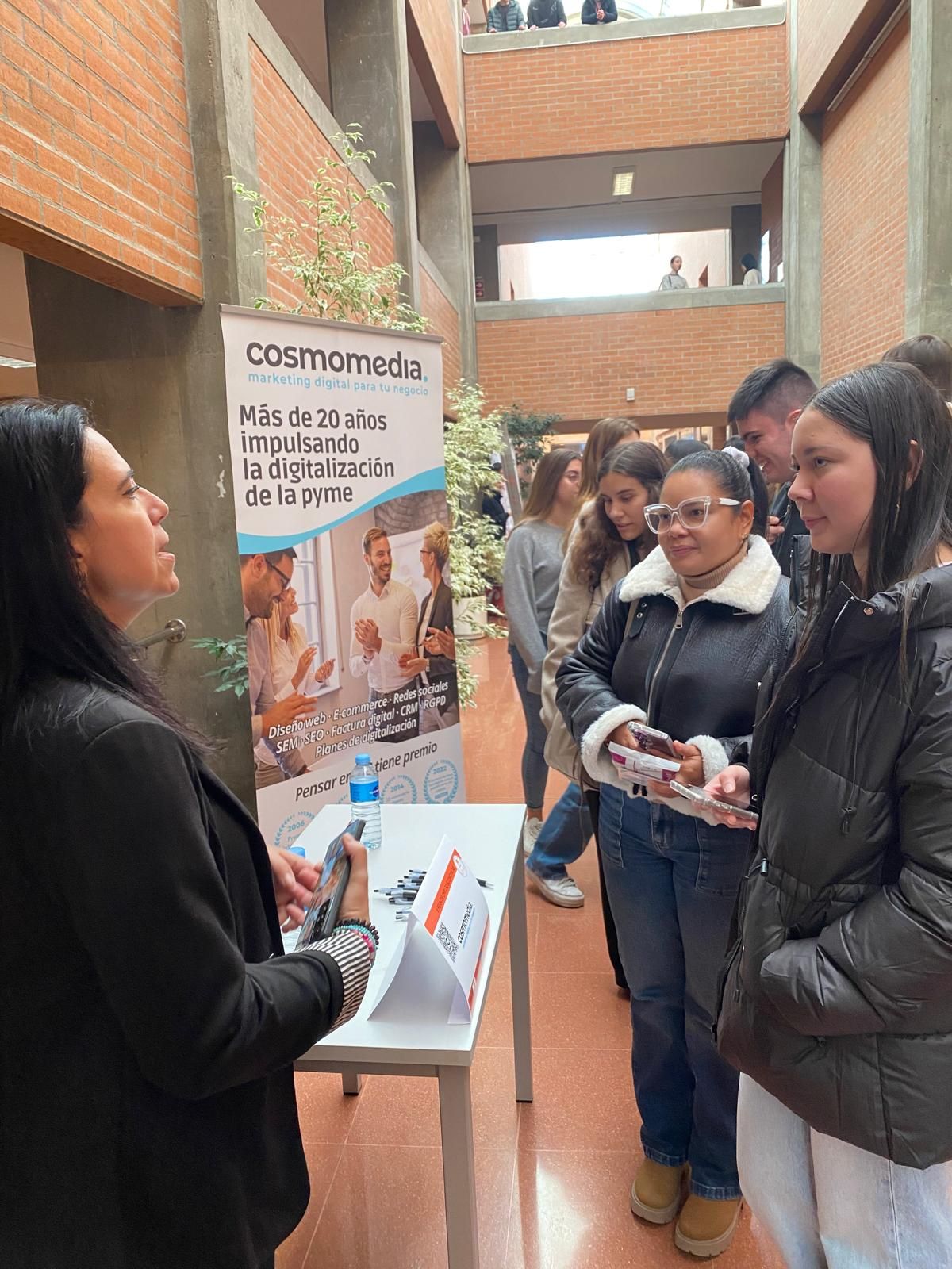 Laura Sánchez, Responsable de Producto Web, explicando a unos estudiantes el proyecto de Cosmomedia