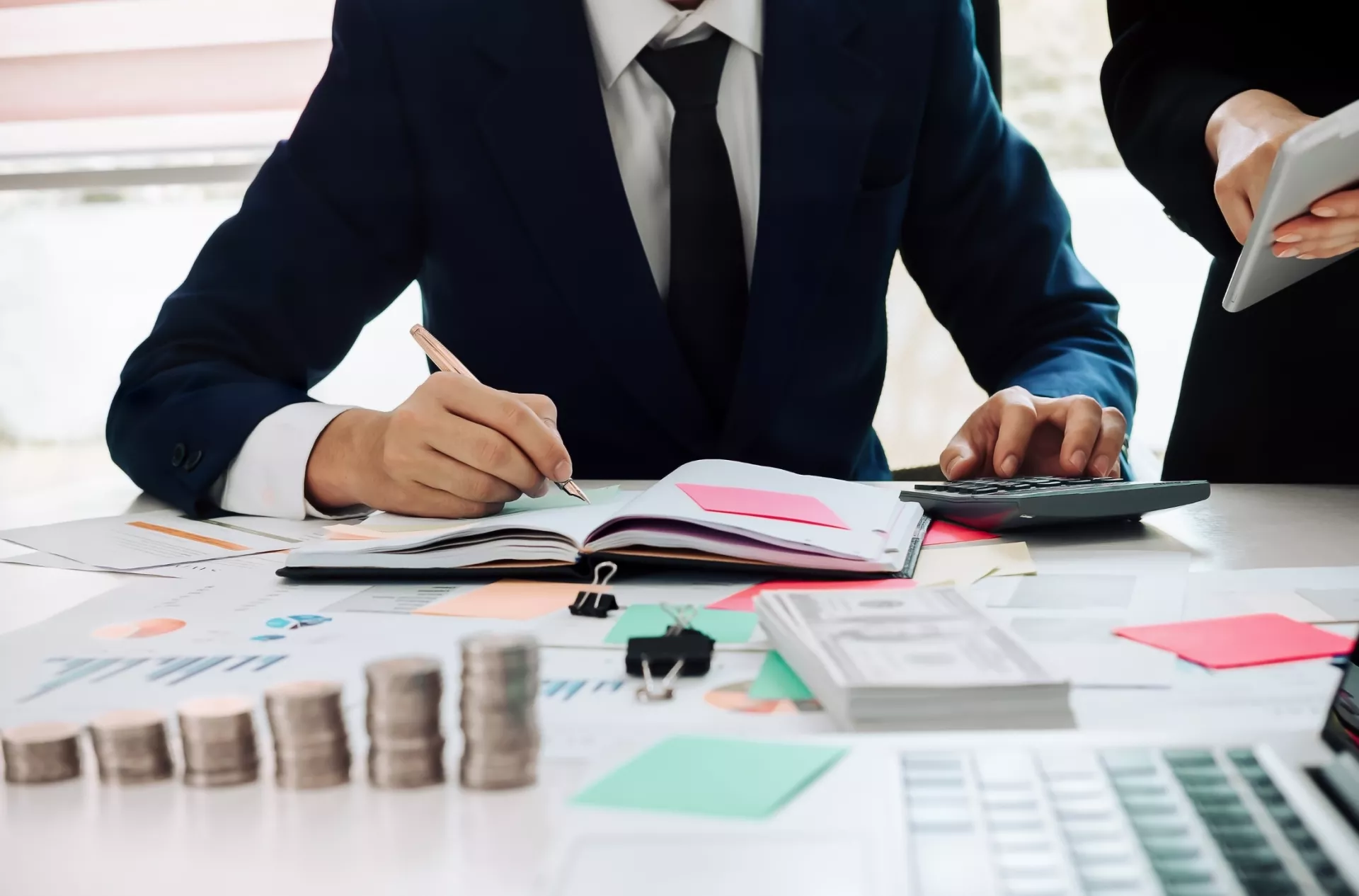Guía de adaptación a Verifactu: Pasos clave para pymes y autónomos Autónomo consultando en su ordenador los pasos necesarios para adaptar su negocio al sistema Verifactu