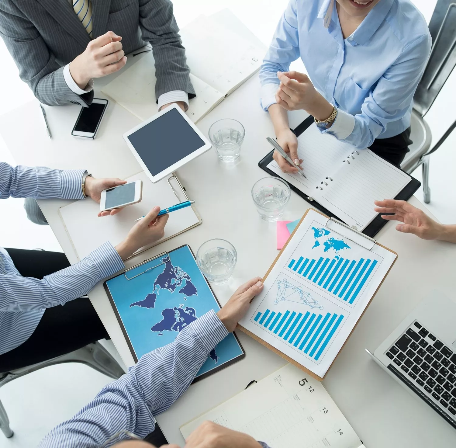 Gráfico de barras digital mostrando el crecimiento del presupuesto de un negocio y un indicador que destaca el ochenta por ciento de inversión cubierta
