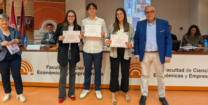 Juli&aacute;n con los finalistas a Mejor TFG de MIM 2024/2025