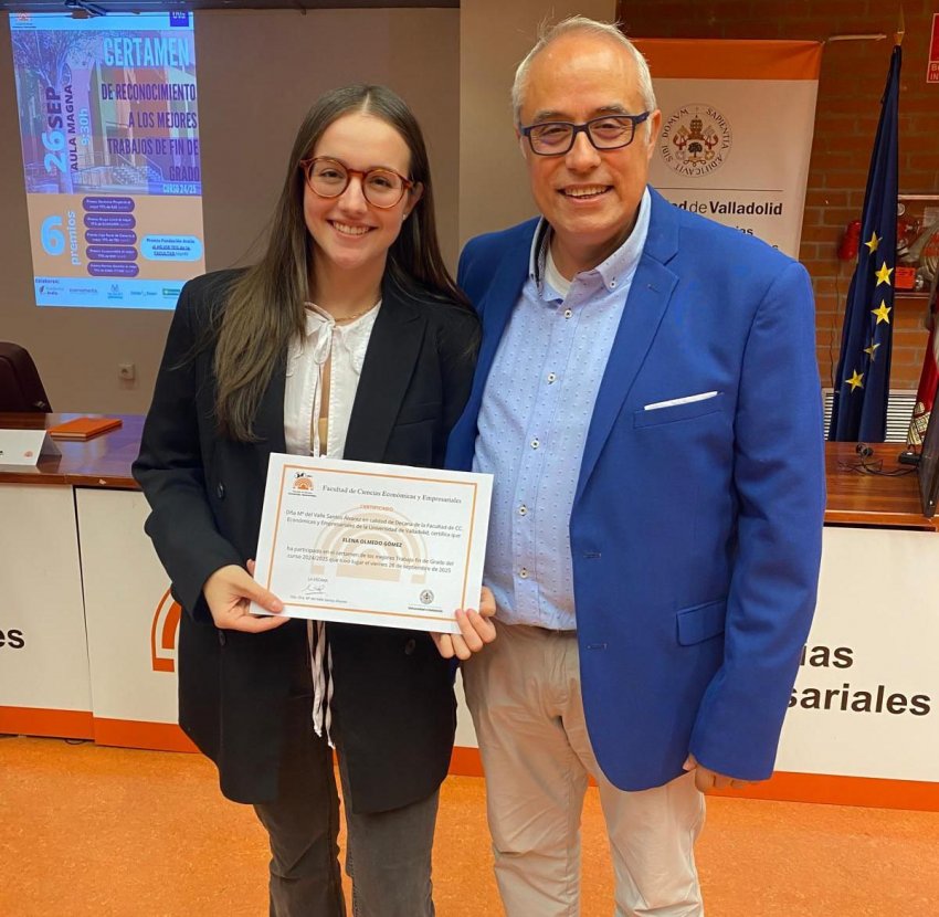 Juli&aacute;n con la ganadora, Elena Olmedo G&oacute;mez