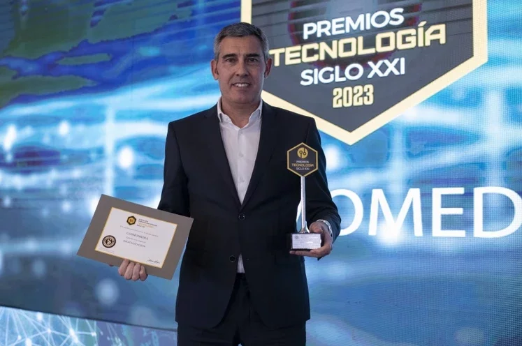 Jose Manuel Fuentes, CEO de Cosmomedia posando con el premio