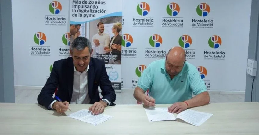 Momento de la firma entre Cosmomedia y la Asociaci&oacute;n de Hosteleros de Valladolid